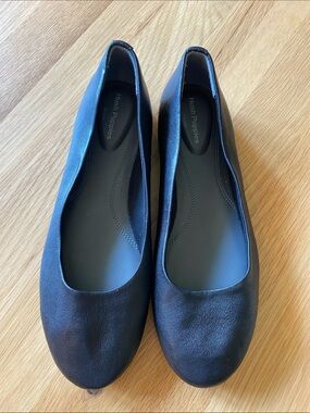 HUSH PUPPIES black leather flats. Classic ballet flats. Will go with everything!